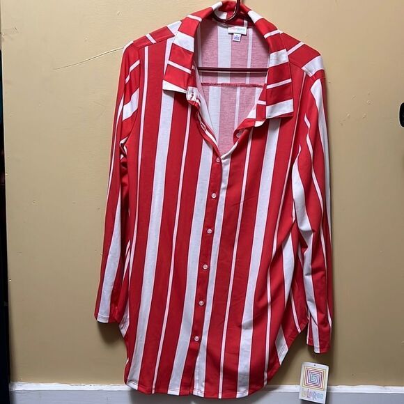 LULAROE VALENTINA BUTTON TOP LARGE NEW - Picture 1 of 4